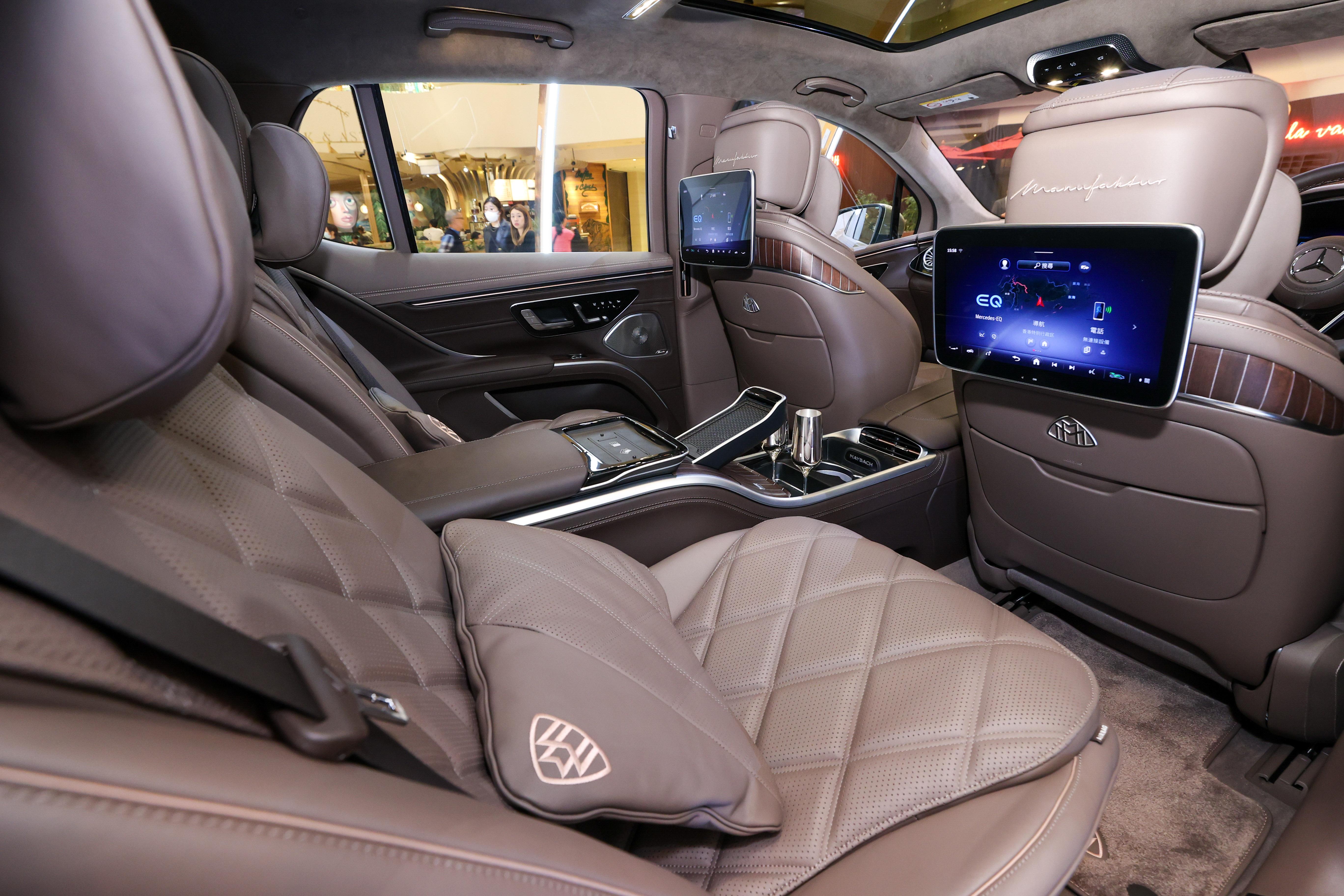 兩個後座乘客前座椅背上亦有11.6吋顯示屏,可透過系統在各個顯示屏上分享內容。