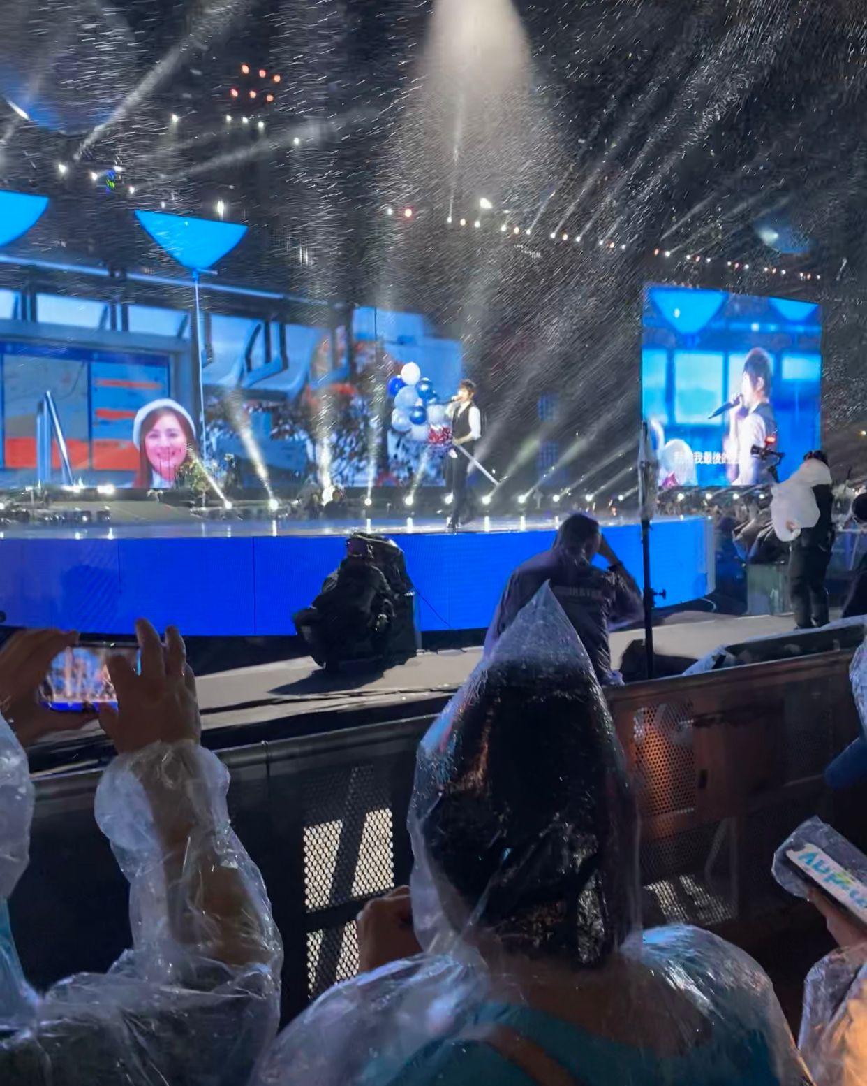 黃雨關係,五月天的七天港騷第一場需要提早結束。