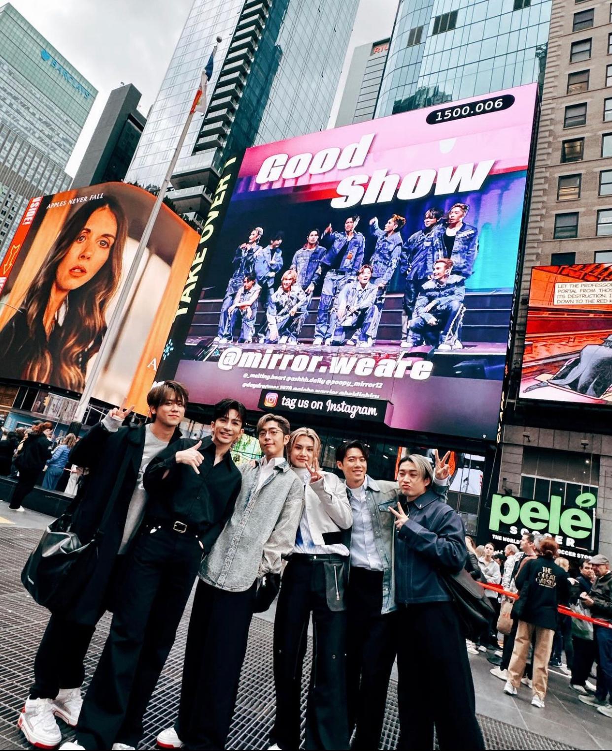 Edan與兄弟在當地時代廣場的MIRROR廣告前打卡。