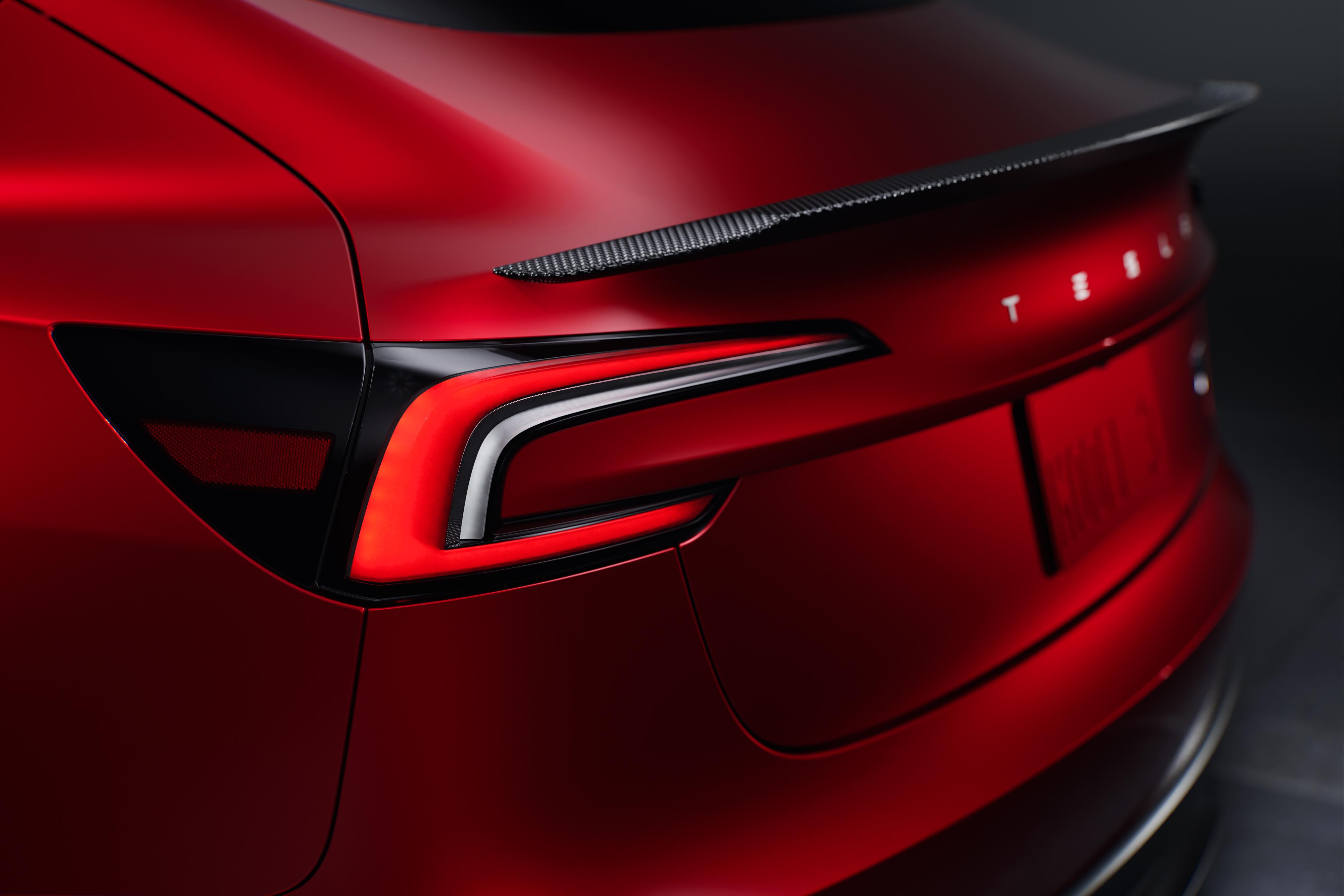 Tesla Model 3 Performance碳纖維尾翼可減低阻力及改善升力平衡。