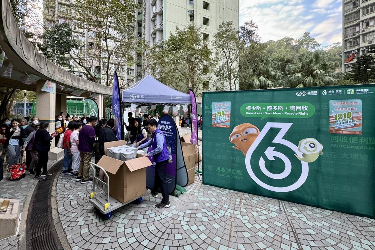 「綠展隊」到公共屋邨設置流動點推廣廚餘收集服務。(環境及生態局FB)