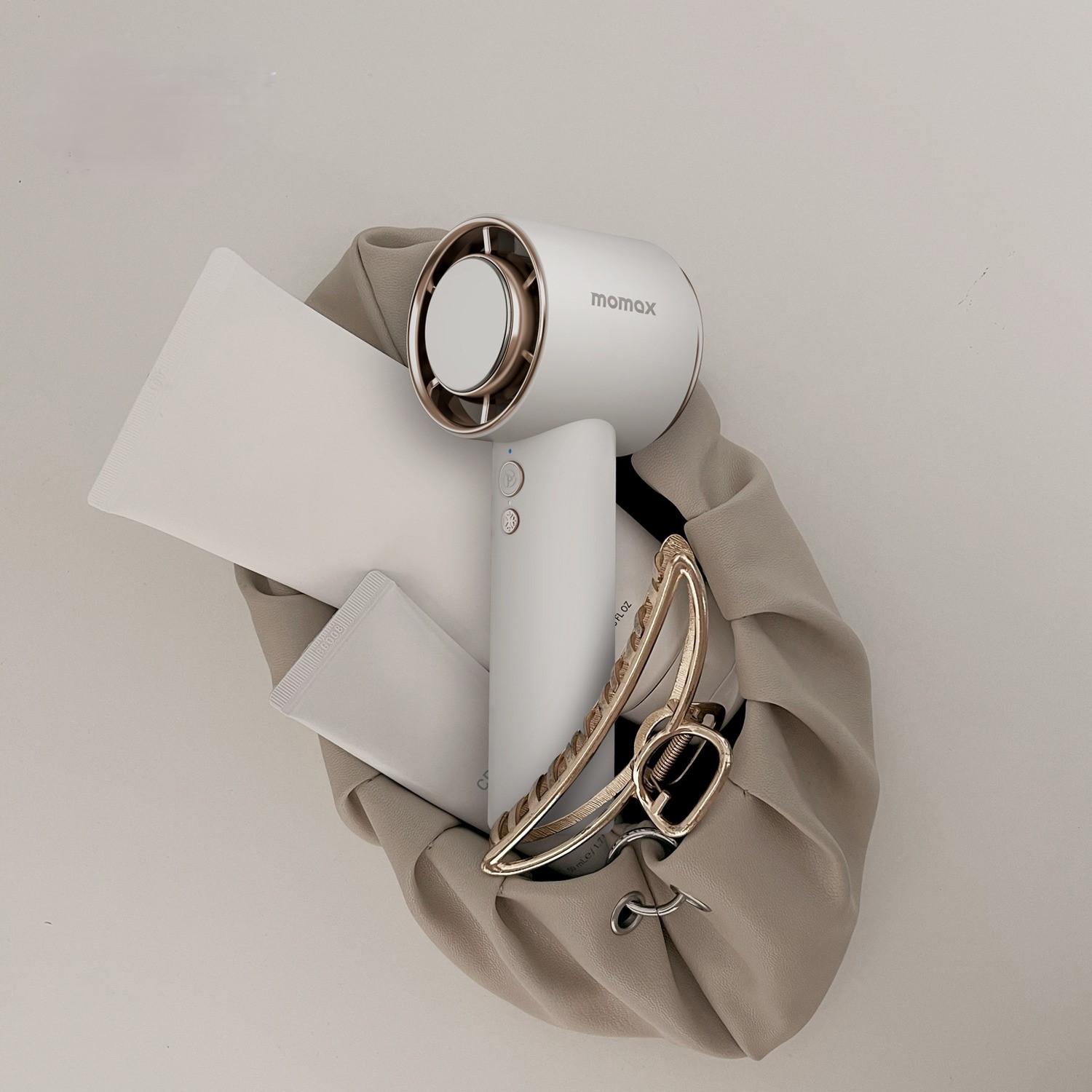 Momax Ultra Freeze手提風扇直徑2英寸及有6片葉片,重量只有195克,相當輕便。