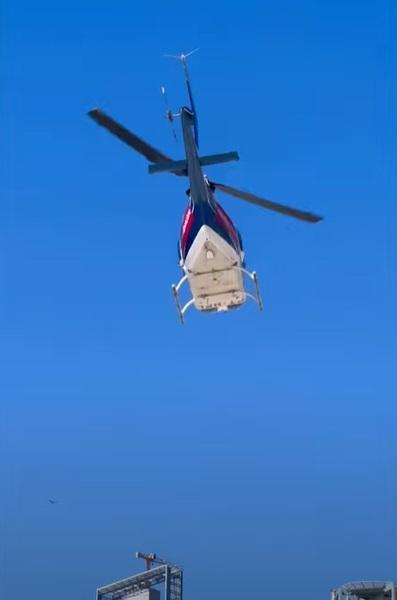 直升機飛到沙灘上空。(互聯網)