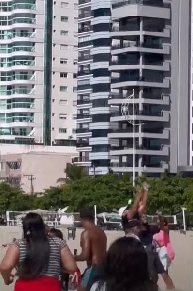 泳客飛撲執錢。(互聯網)