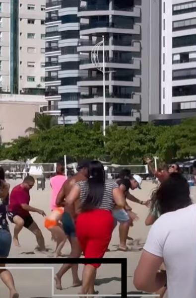 泳客瘋狂執錢。(互聯網)