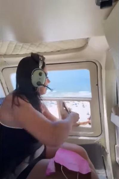 龐西亞諾從直升機不停撒錢。(互聯網)