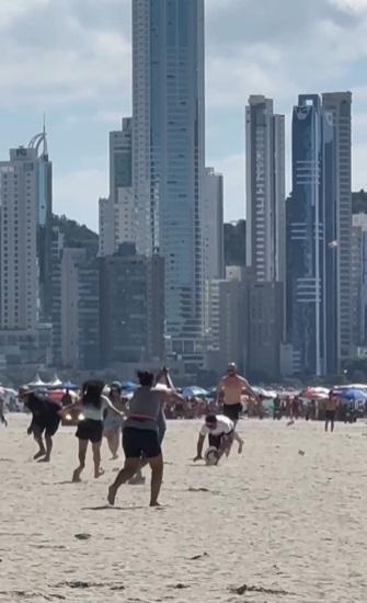 泳客瘋狂執錢。(互聯網)