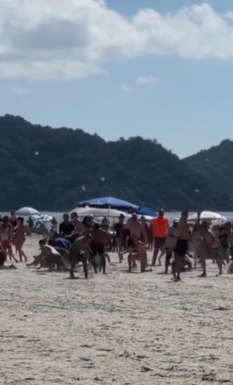 泳客瘋狂執錢。(互聯網)