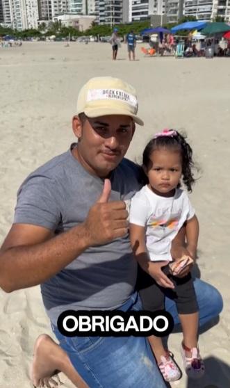 有市民執到錢,豎起姆指讚好。(互聯網)