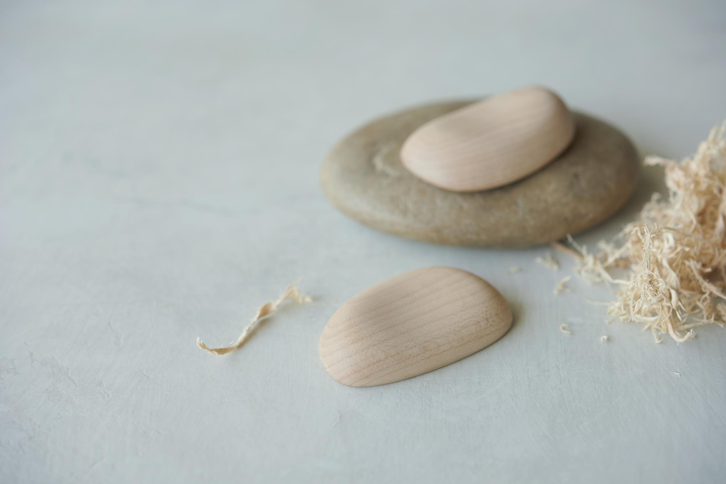 聯乘日本著名木製家具品牌 Karimoku Furnitures 研發了兩款產品,包括切割墊砧板和餐具托