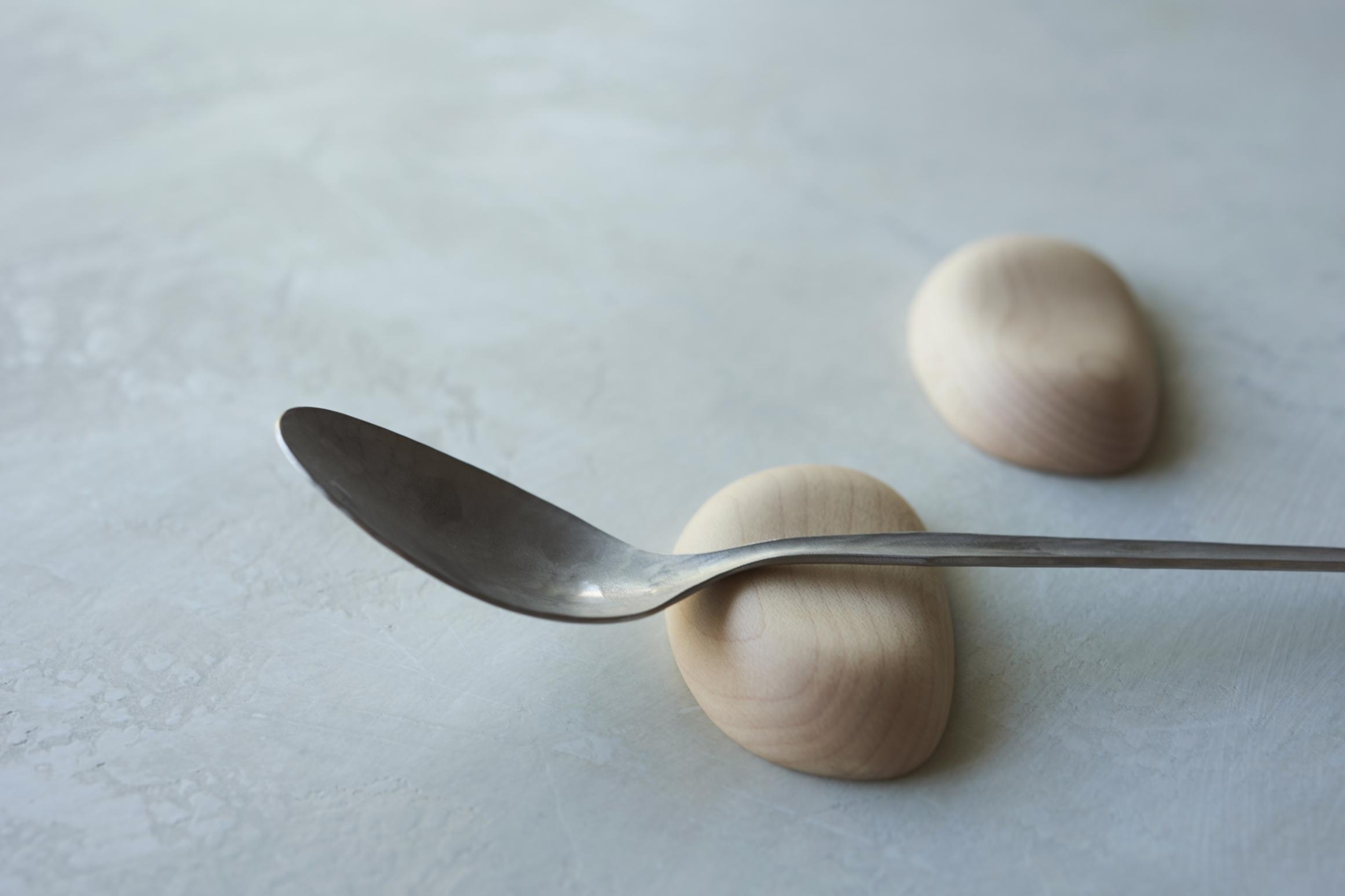 聯乘日本著名木製家具品牌 Karimoku Furnitures 研發了兩款產品,包括切割墊砧板和餐具托