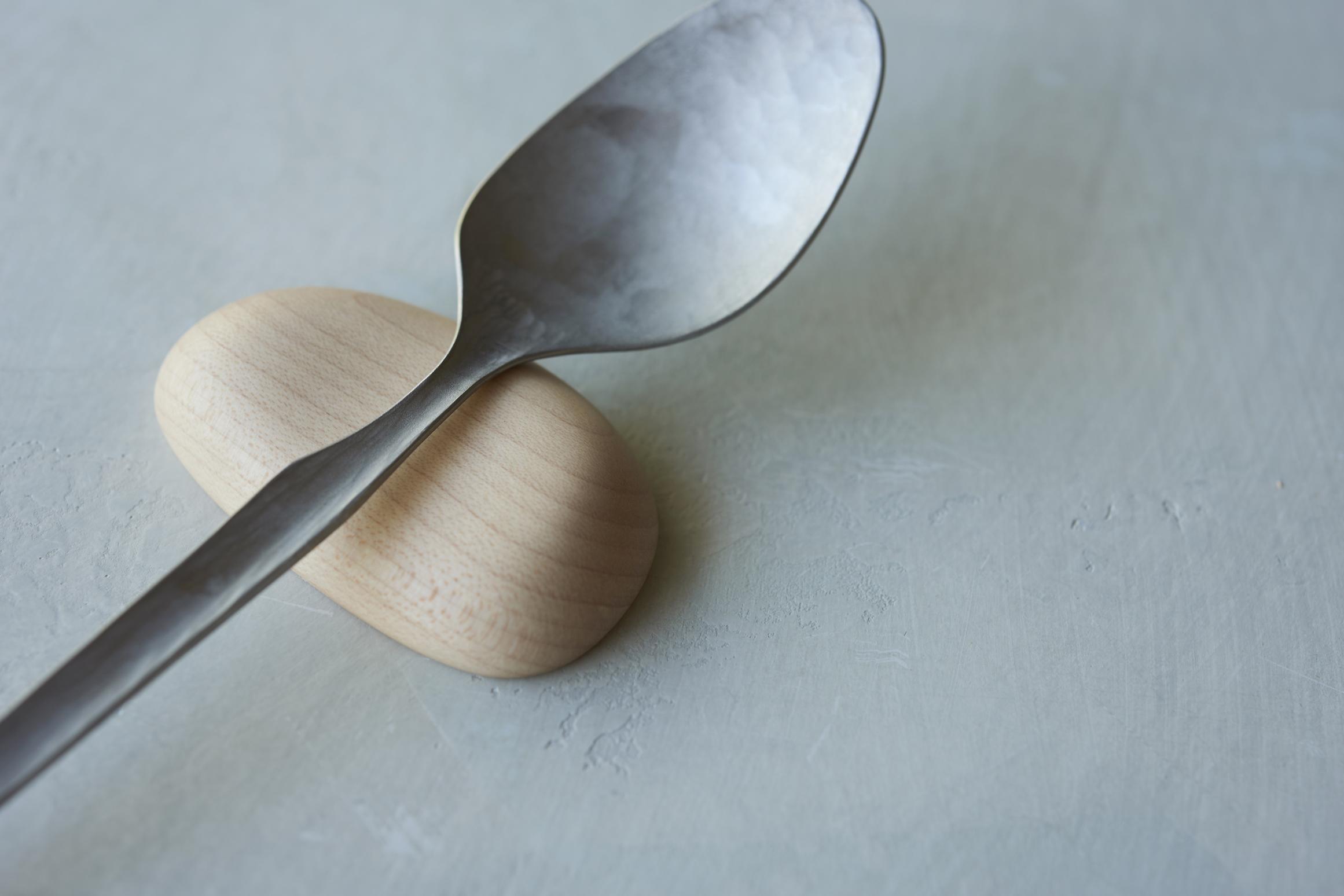 聯乘日本著名木製家具品牌 Karimoku Furnitures 研發了兩款產品,包括切割墊砧板和餐具托