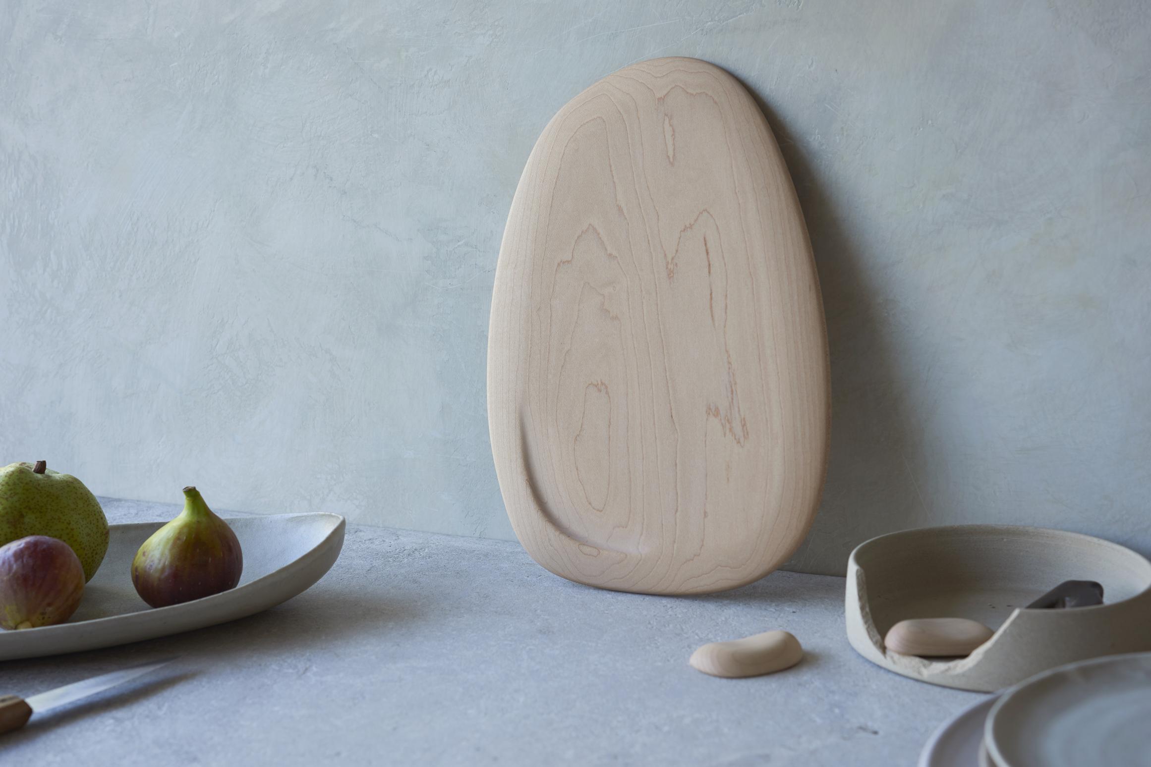 聯乘日本著名木製家具品牌 Karimoku Furnitures 研發了兩款產品,包括切割墊砧板和餐具托