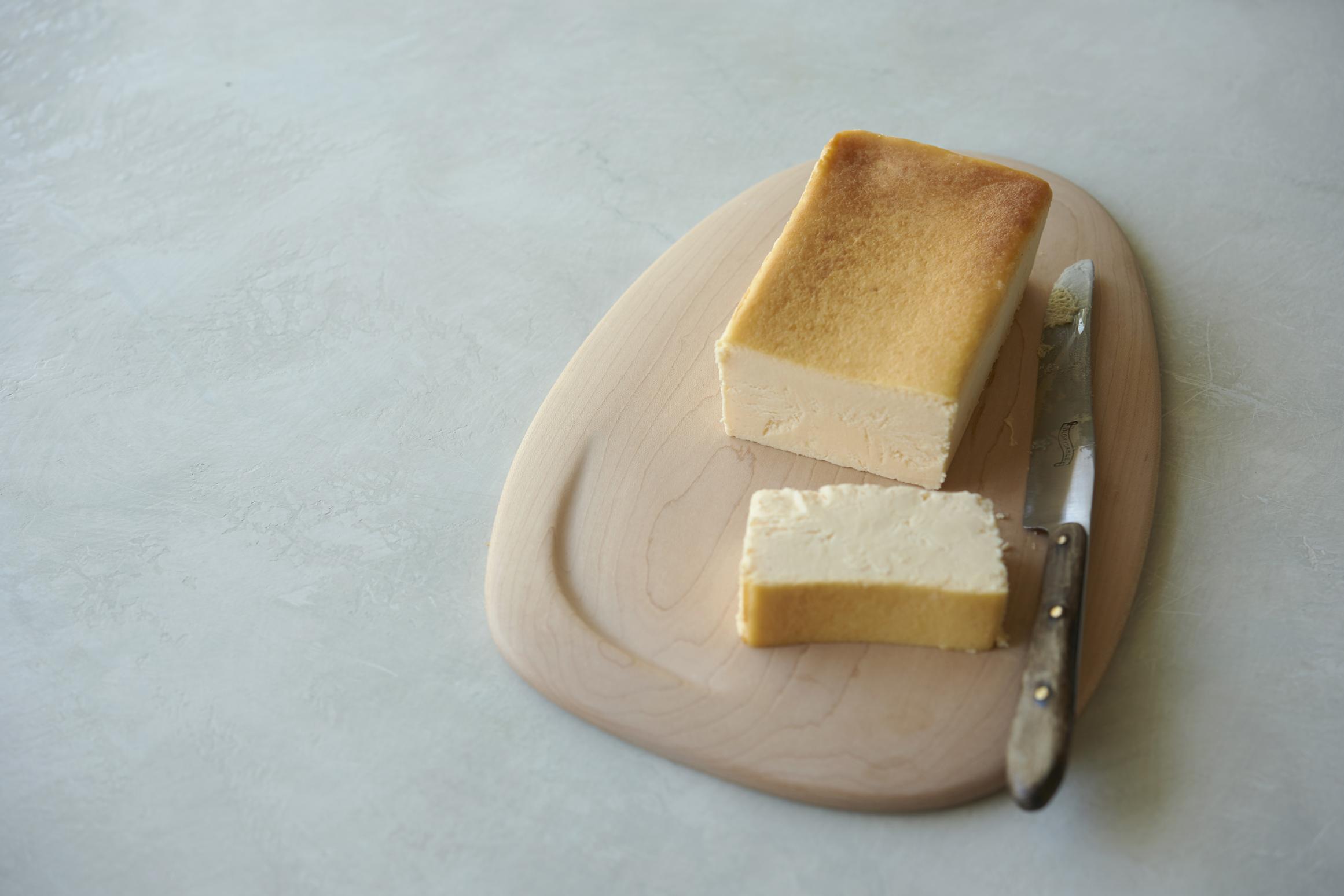 聯乘日本著名木製家具品牌 Karimoku Furnitures 研發了兩款產品,包括切割墊砧板和餐具托