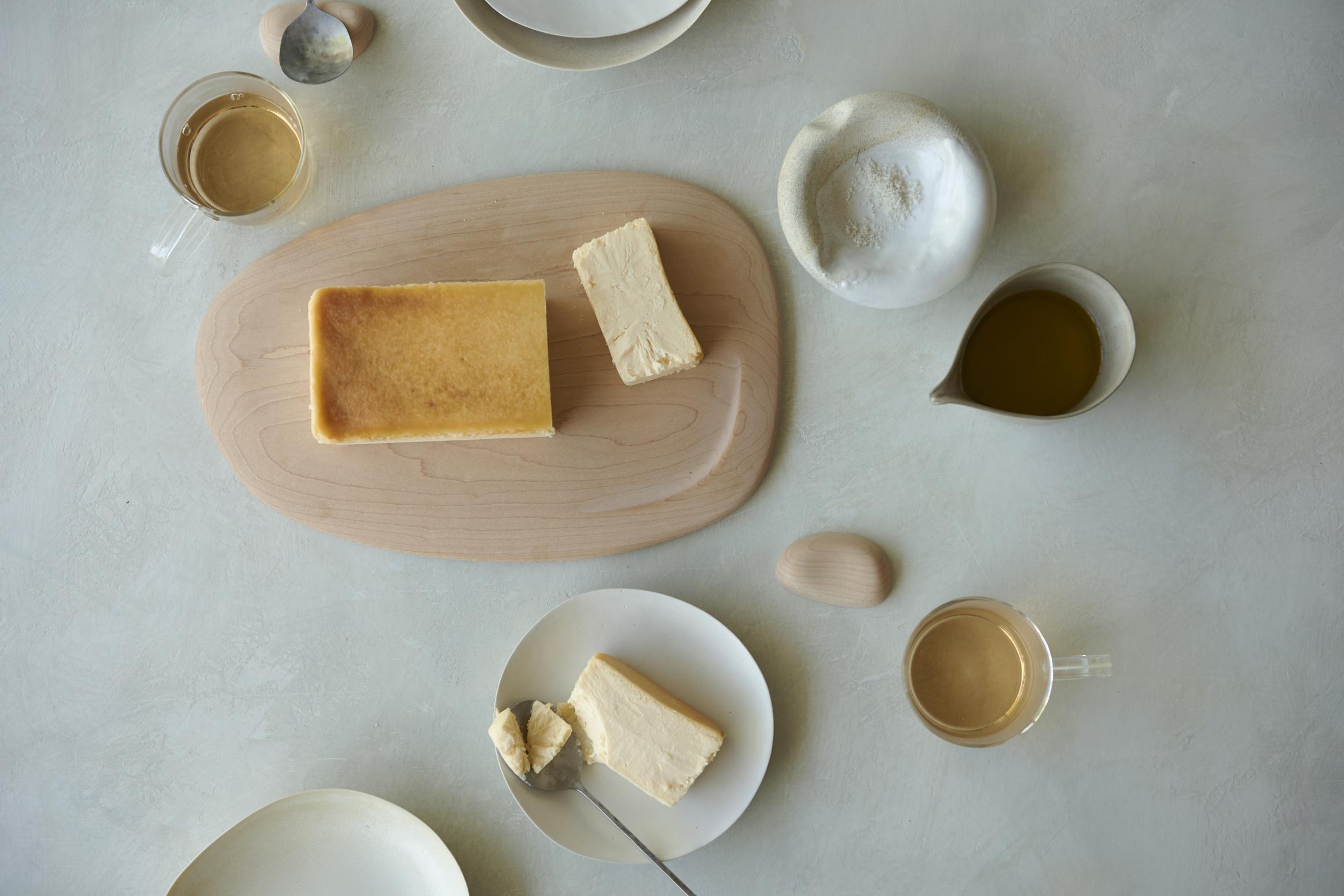 聯乘日本著名木製家具品牌 Karimoku Furnitures 研發了兩款產品,包括切割墊砧板和餐具托