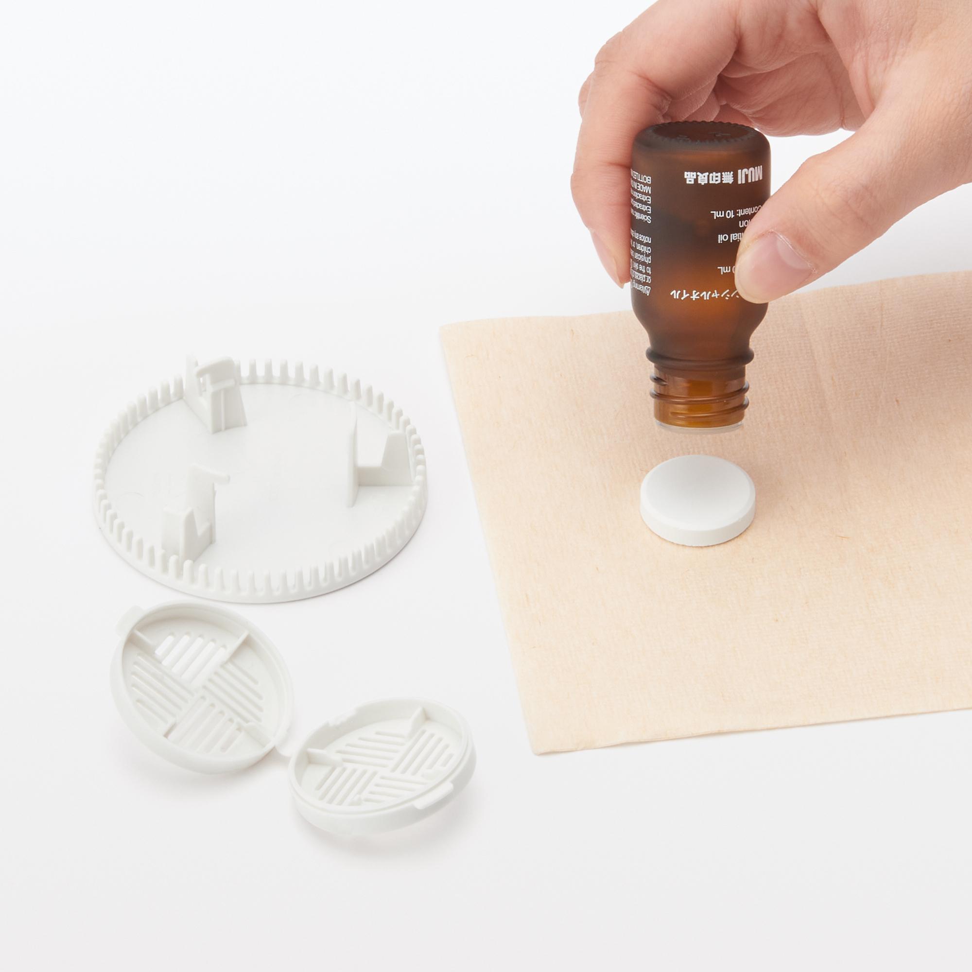 無印良品空氣循環扇|使用的圓形珪藻土墊預計更換週期約兩年。