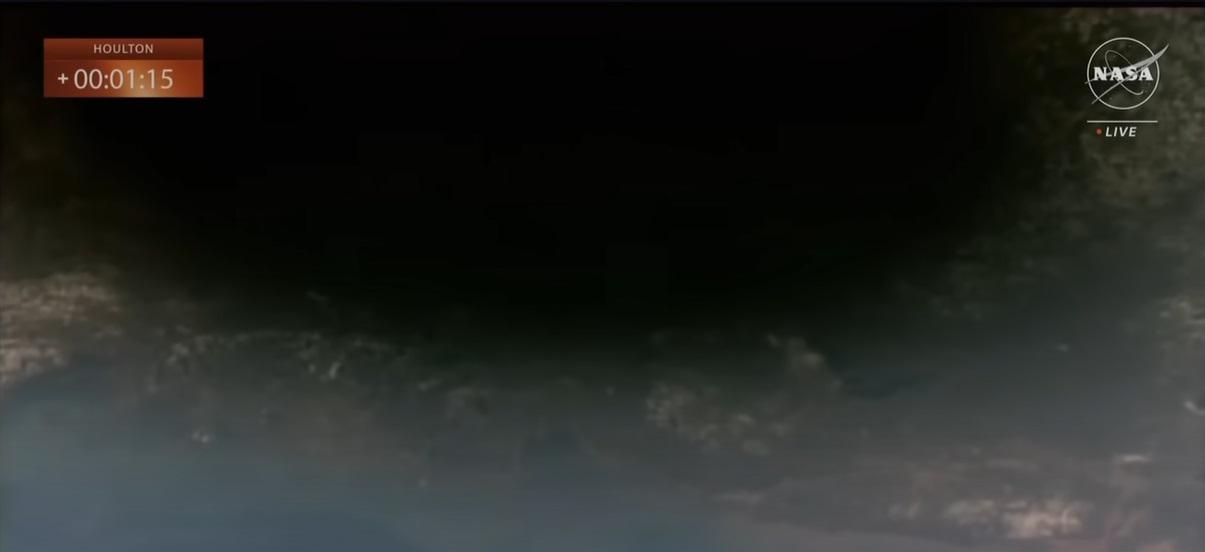 國際太空站太空人拍攝到月球陰影投落在地表的畫面。(互聯網)