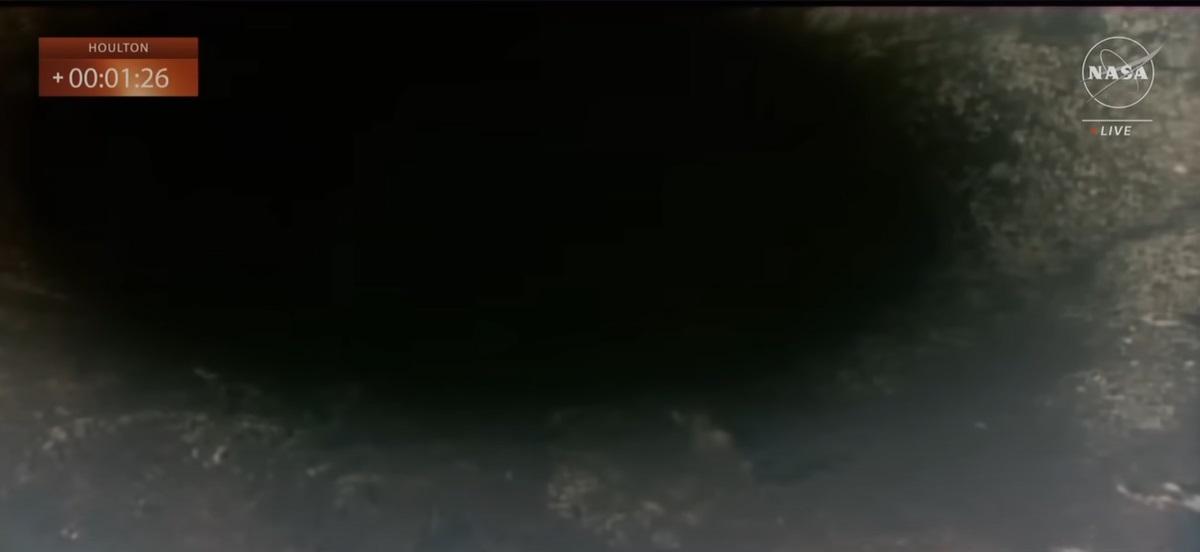 國際太空站太空人拍攝到月球陰影投落在地表的畫面。(互聯網)