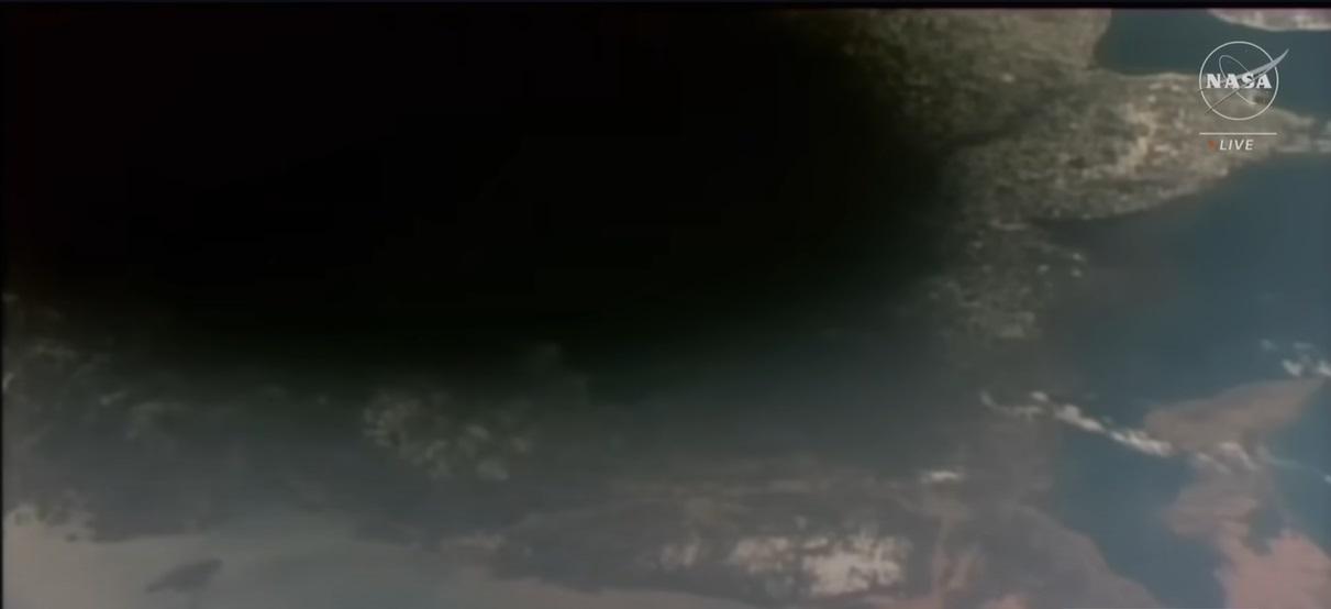 國際太空站太空人拍攝到月球陰影投落在地表的畫面。(互聯網)