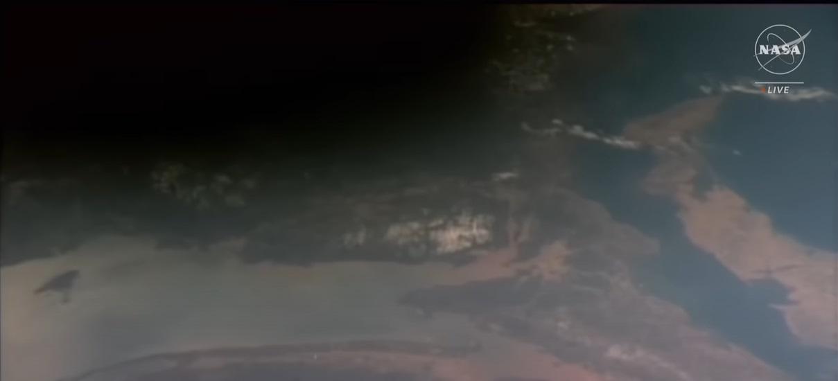 國際太空站太空人拍攝到月球陰影投落在地表的畫面。(互聯網)