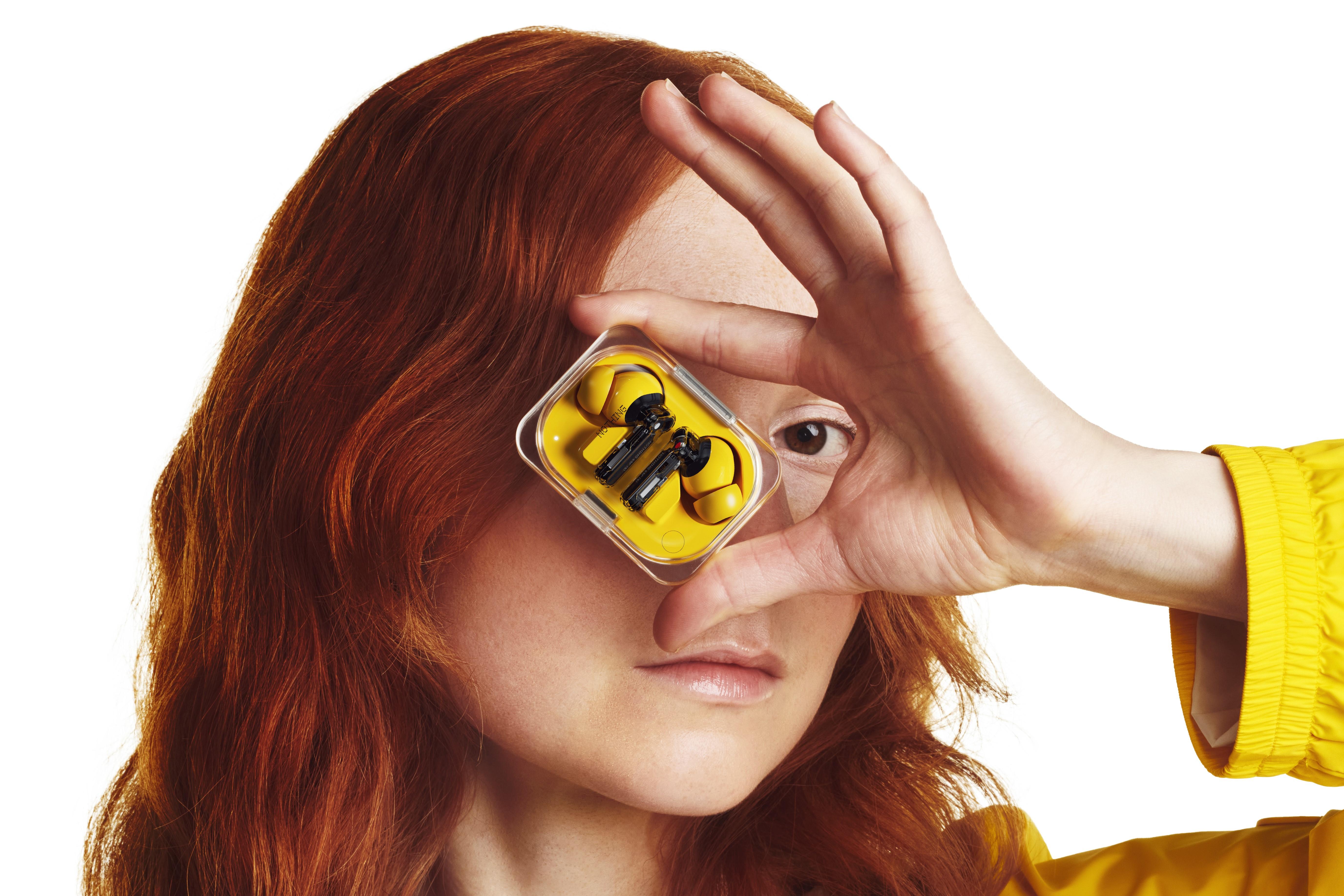 Nothing Ear (a)|Nothing首款推出的非黑白色產品, 鮮黃色Ear (a)非常醒目搶眼。