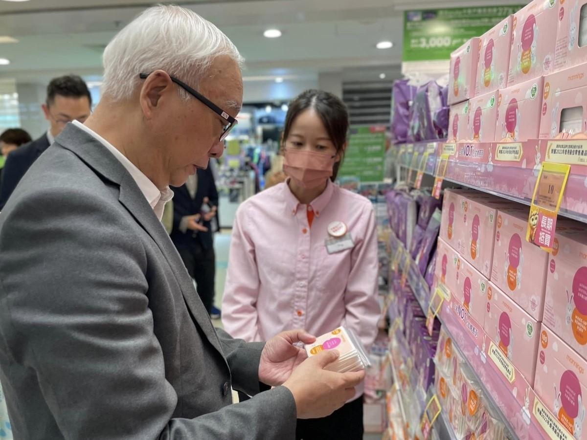 謝展寰今日到食肆和零售店了解「走塑」首日運作情況。(環境及生態局FB)