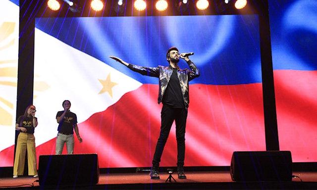 圖為歌手Alira在2020年杜拜世界博覽會的演出。(網上截圖)