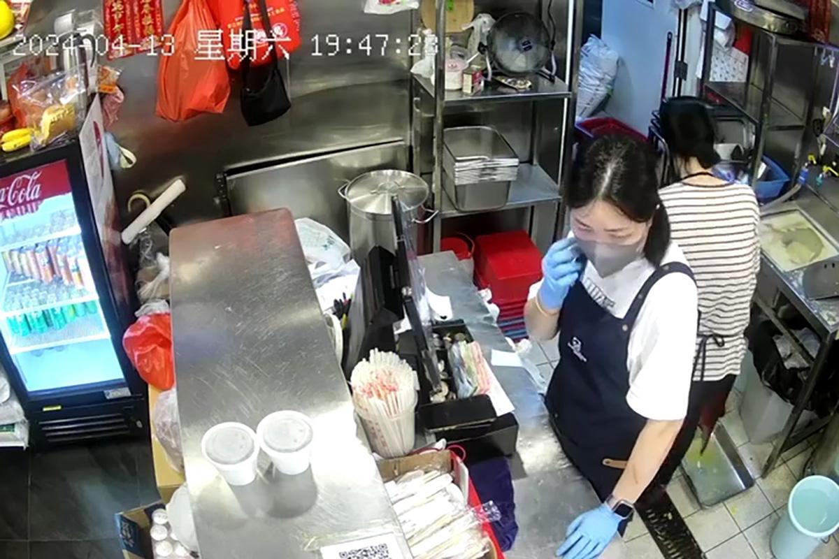 閉路電視片段直擊獨行賊「秒速」盜去店舖收銀機現金。(FB群組「香港兩餸飯關注組」影片截圖)