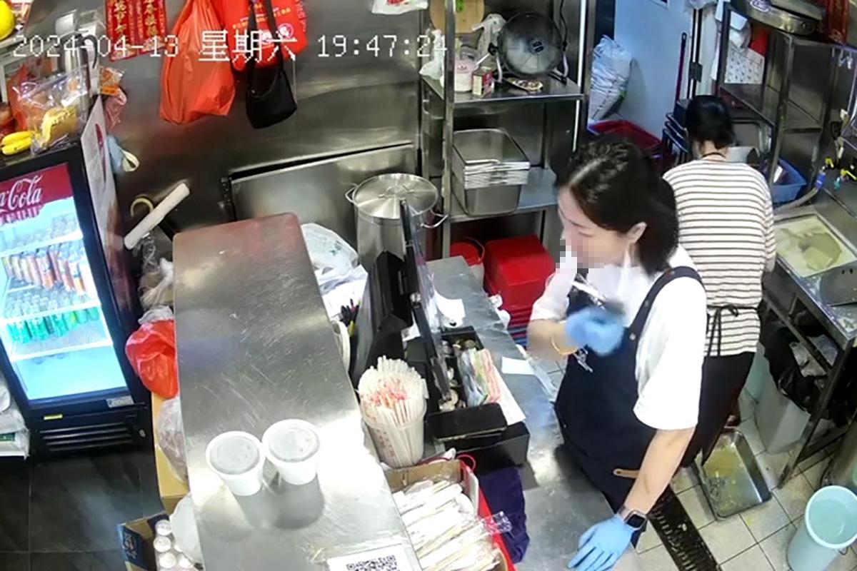 閉路電視片段直擊獨行賊「秒速」盜去店舖收銀機現金。(FB群組「香港兩餸飯關注組」影片截圖)