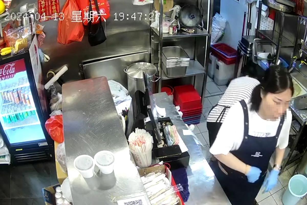 閉路電視片段直擊獨行賊「秒速」盜去店舖收銀機現金。(FB群組「香港兩餸飯關注組」影片截圖)