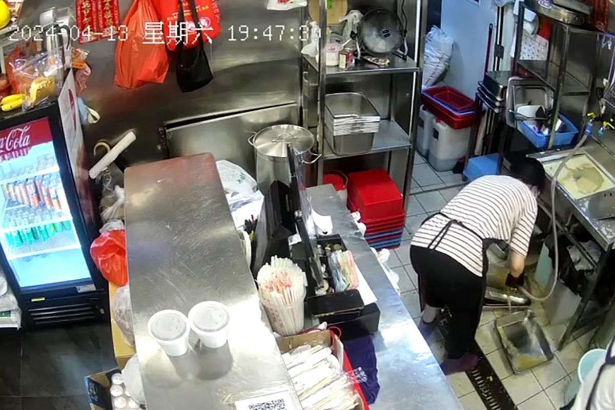 閉路電視片段直擊獨行賊「秒速」盜去店舖收銀機現金。(FB群組「香港兩餸飯關注組」影片截圖)