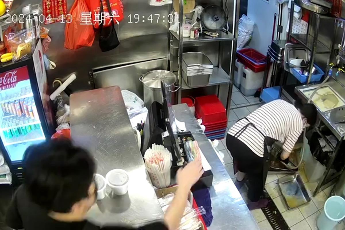 閉路電視片段直擊獨行賊「秒速」盜去店舖收銀機現金。(FB群組「香港兩餸飯關注組」影片截圖)