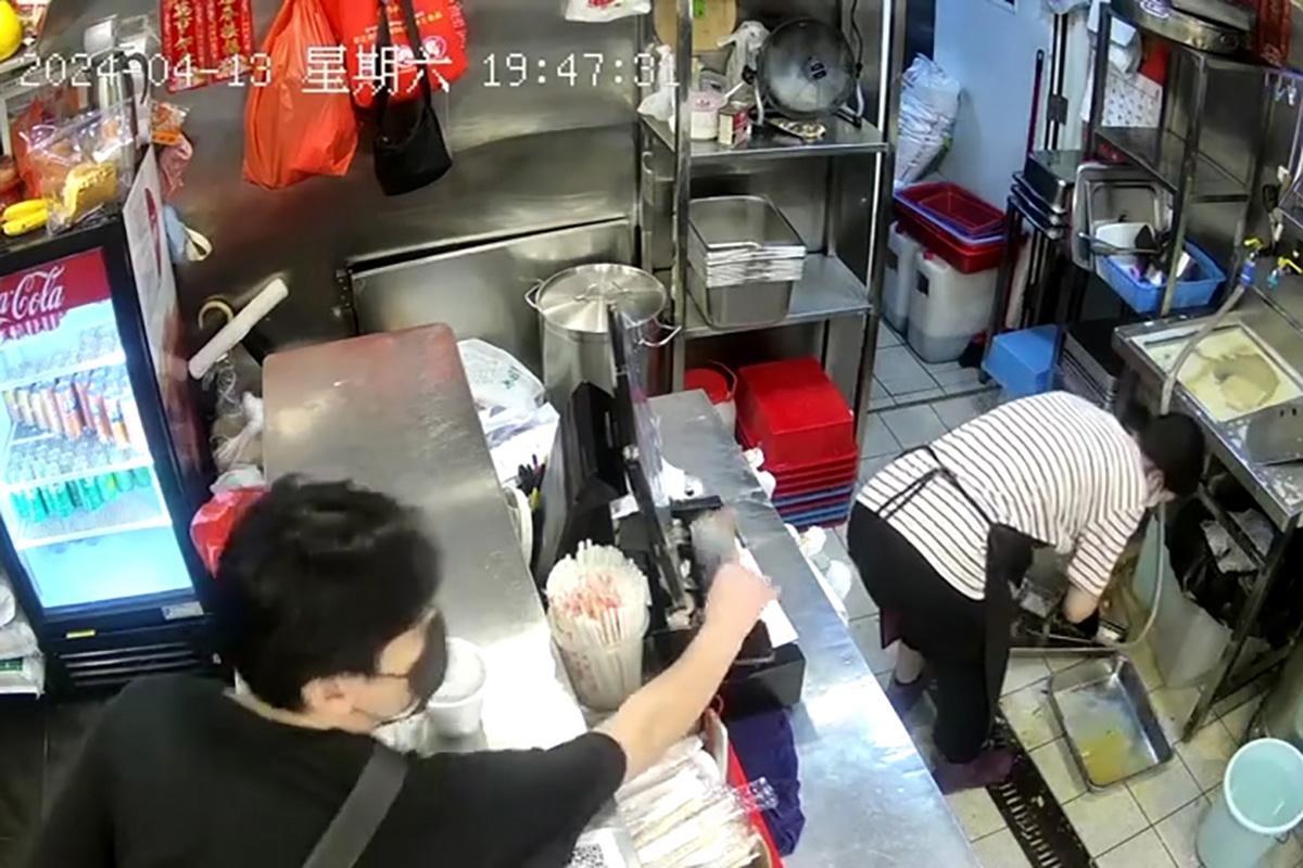 閉路電視片段直擊獨行賊「秒速」盜去店舖收銀機現金。(FB群組「香港兩餸飯關注組」影片截圖)