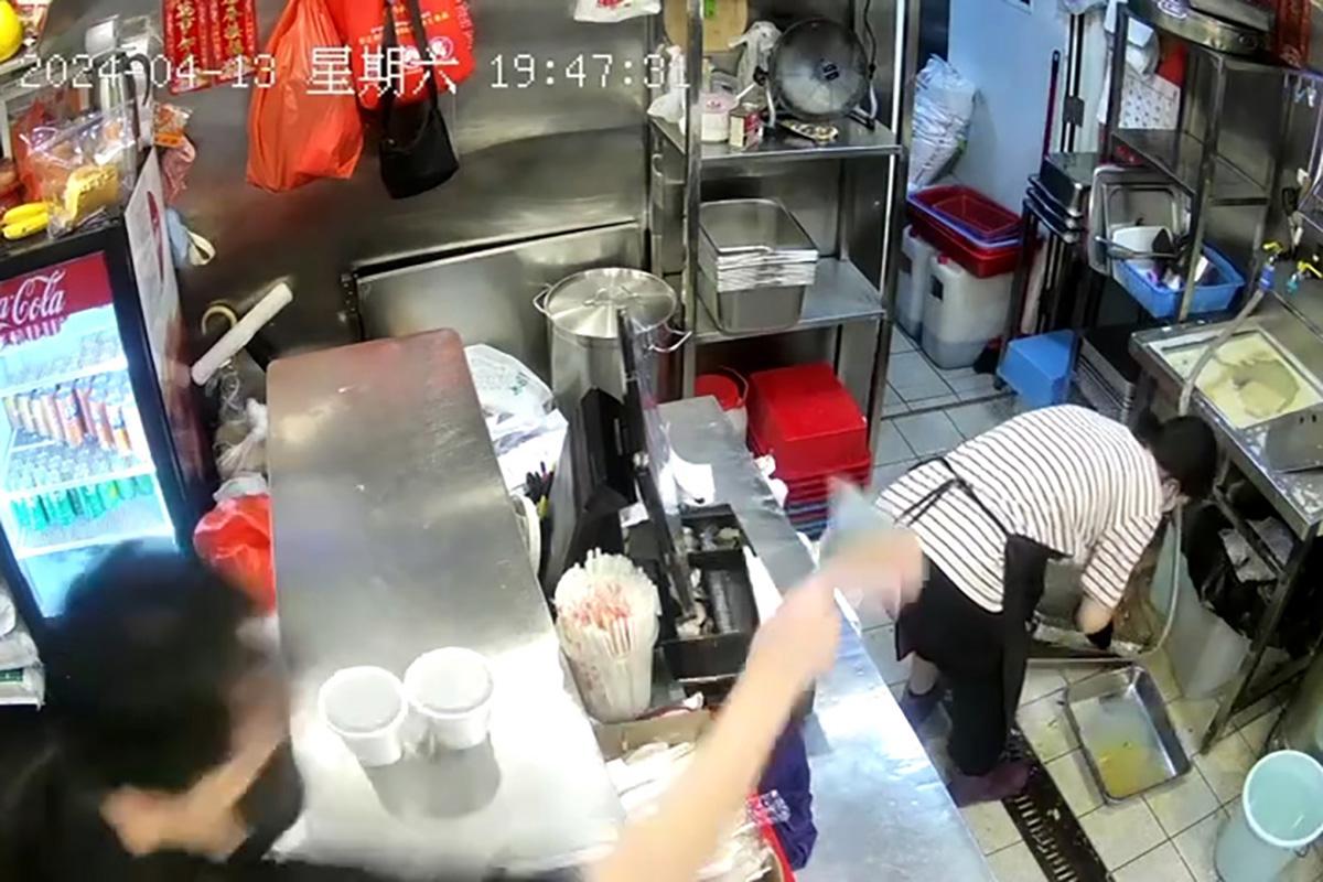 閉路電視片段直擊獨行賊「秒速」盜去店舖收銀機現金。(FB群組「香港兩餸飯關注組」影片截圖)