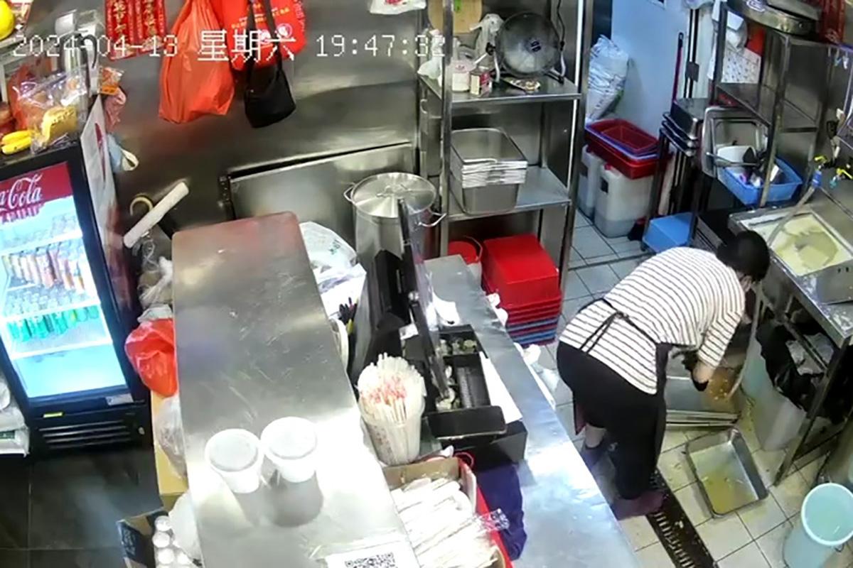 閉路電視片段直擊獨行賊「秒速」盜去店舖收銀機現金。(FB群組「香港兩餸飯關注組」影片截圖)