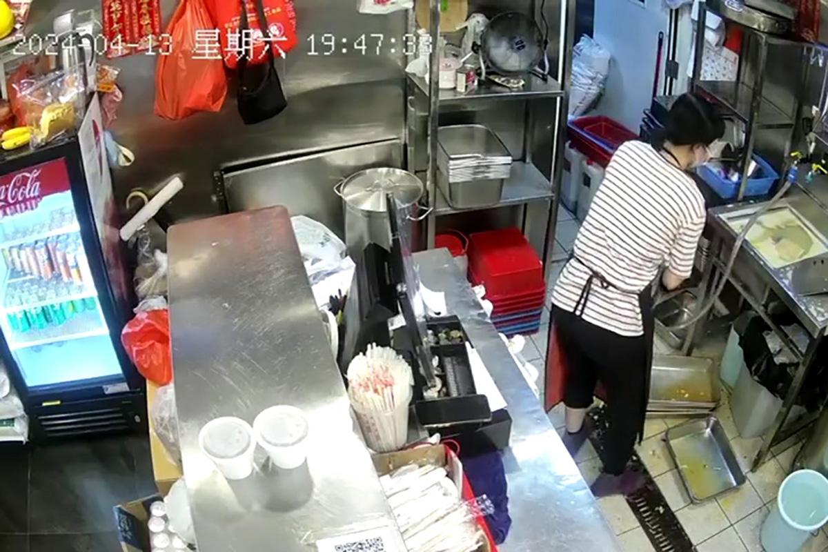 閉路電視片段直擊獨行賊「秒速」盜去店舖收銀機現金。(FB群組「香港兩餸飯關注組」影片截圖)