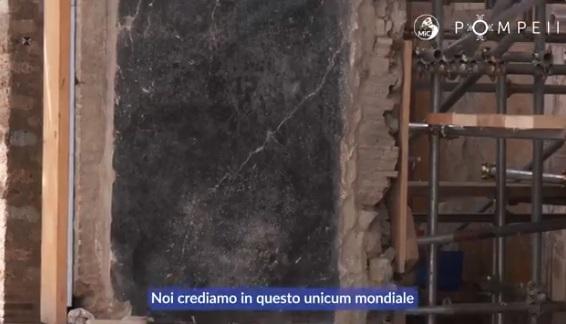 宴會廳的牆壁塗上黑色,估計是為了掩飾被油燈產生的煙霧燻黑牆面。(互聯網)