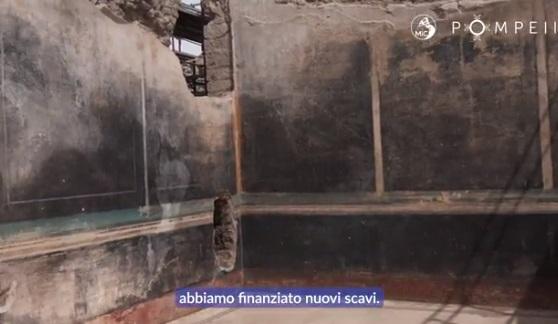 宴會廳的牆壁塗上黑色,估計是為了掩飾被油燈產生的煙霧燻黑牆面。(互聯網)