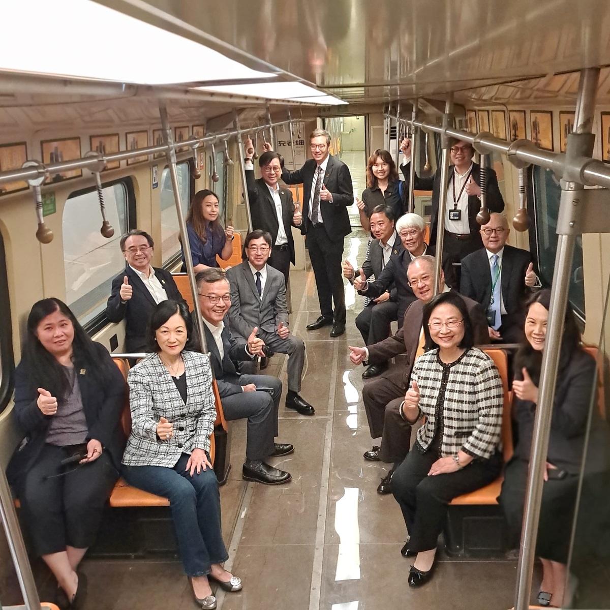 葉太今日同一班行政會議非官守議員,參觀港鐵嘅短期展覽「站見」。(葉劉淑儀FB)