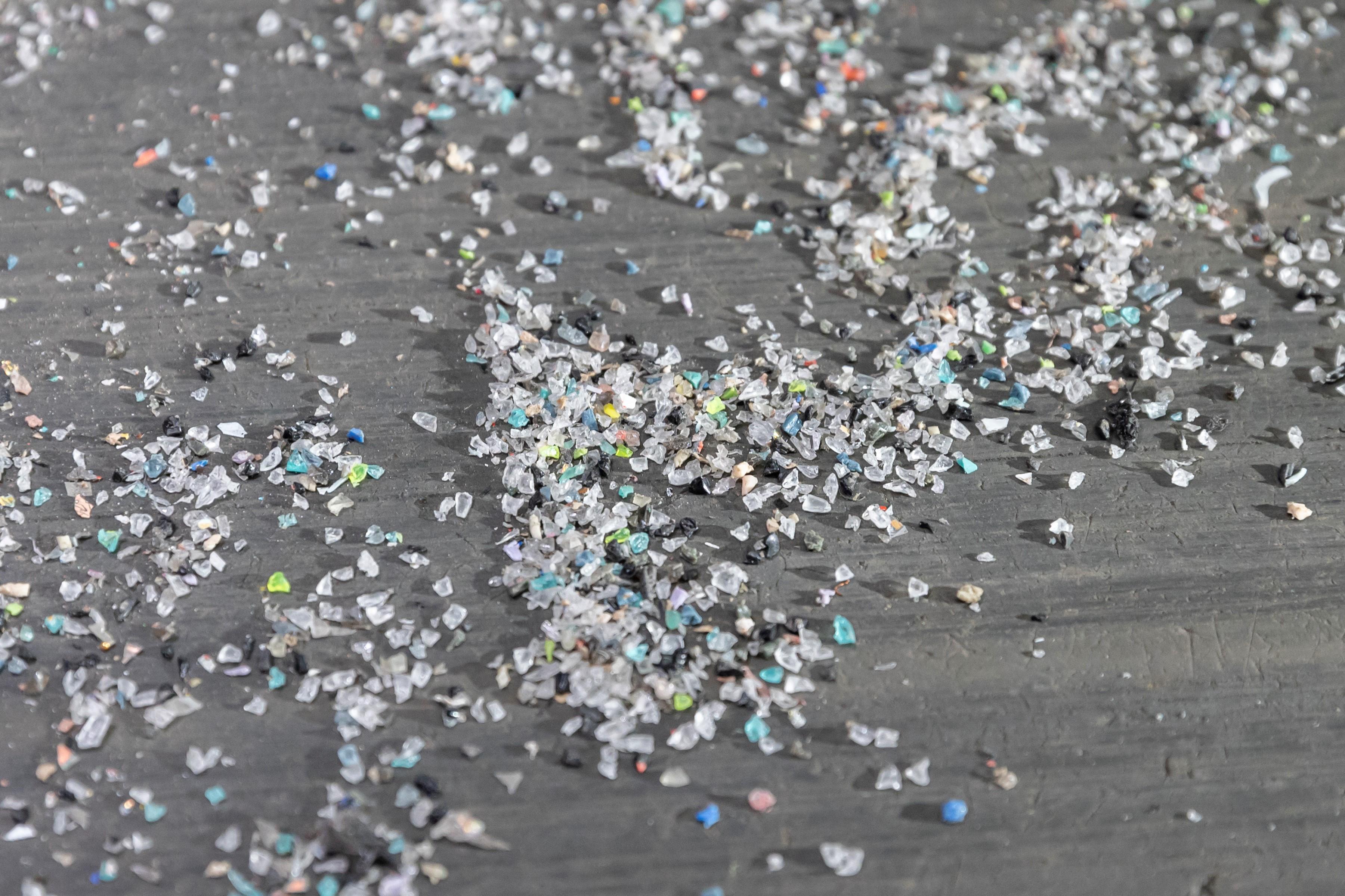 手機殼會被壓碎,並加工成Re/CASETiFY顆粒再生塑料作為新產品的原材料。