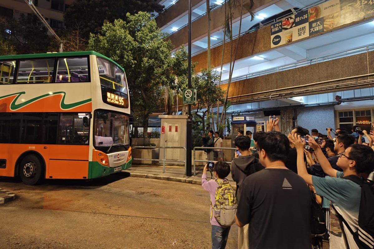 過百巴士迷歡送城巴95線最後一日服務。(網民Wa Chung Lee@FB群組「石排灣街坊吹水會」)