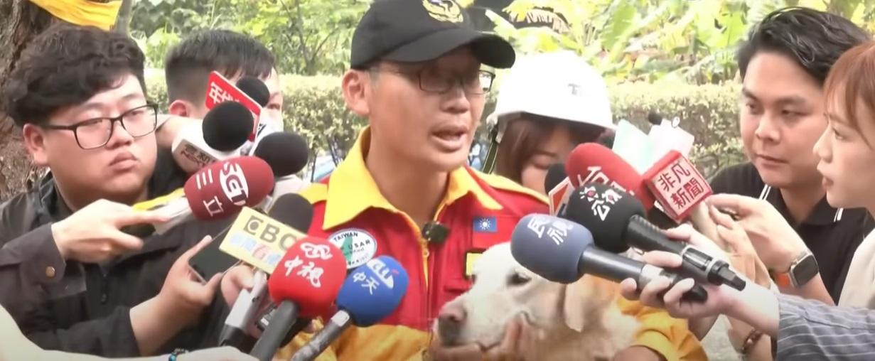 Roger起初乖乖陪著領犬員受訪。(互聯網)