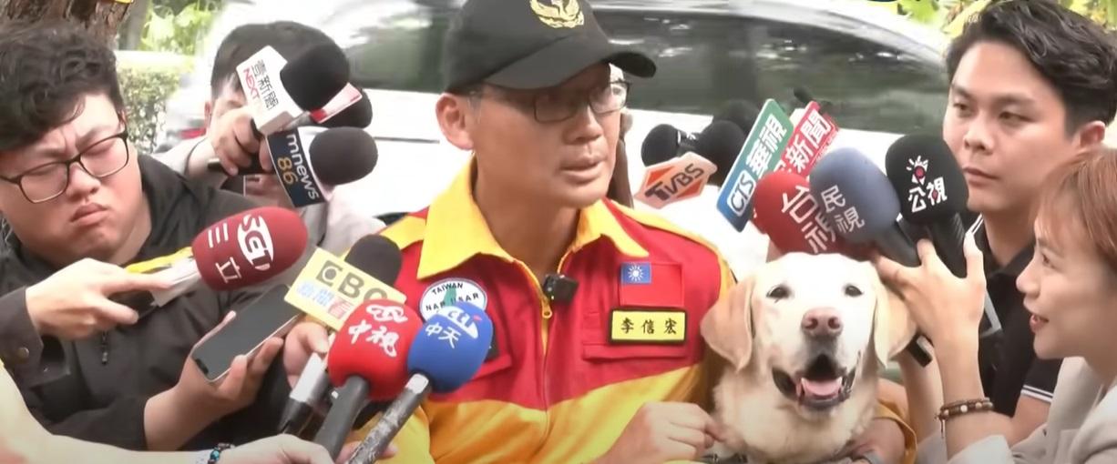 Roger起初乖乖陪著領犬員受訪。(互聯網)