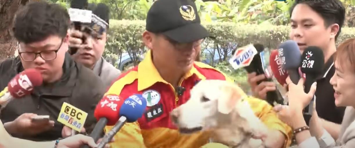 Roger突然望著咪高峰。(互聯網)