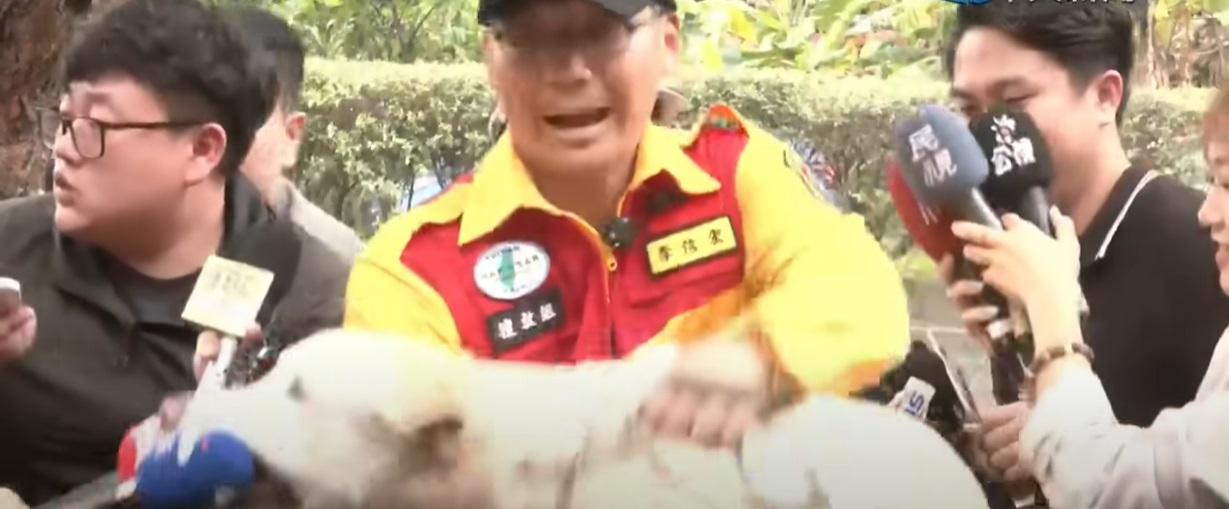 Roger咬著咪高峰。(互聯網)