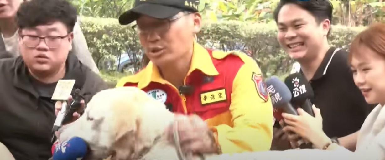 Roger咬著咪高峰。(互聯網)