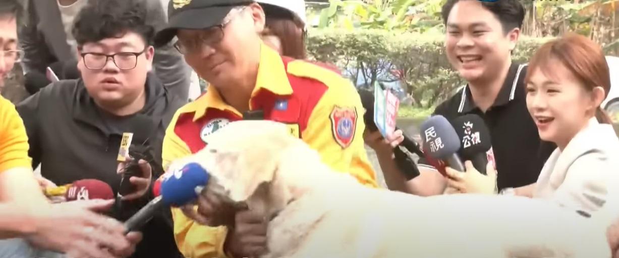 Roger咬著咪高峰,記者爆笑。(互聯網)