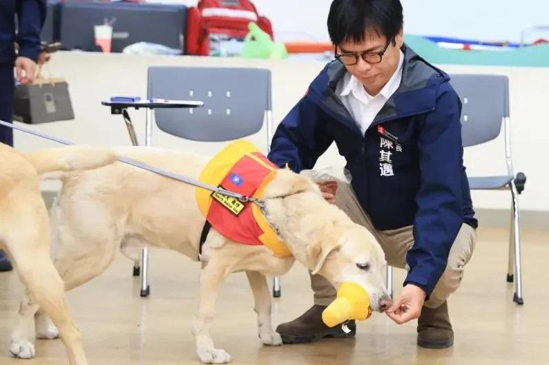 高雄市長陳其邁送上玩具慰勞Roger。(互聯網)