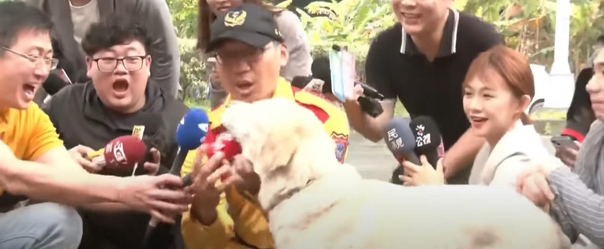 領犬員要Roger停止。(互聯網)