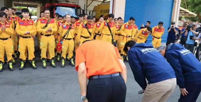 陳其邁等人向高雄特種搜救隊致意。(互聯網)
